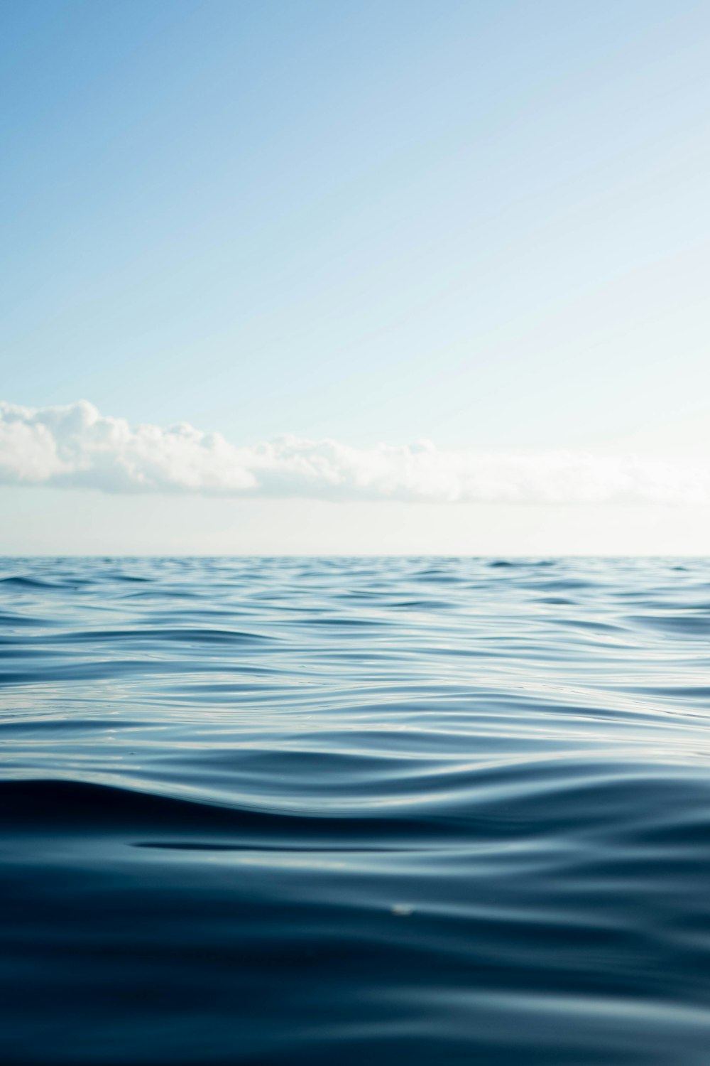 昼間の青空に浮かぶ青い海