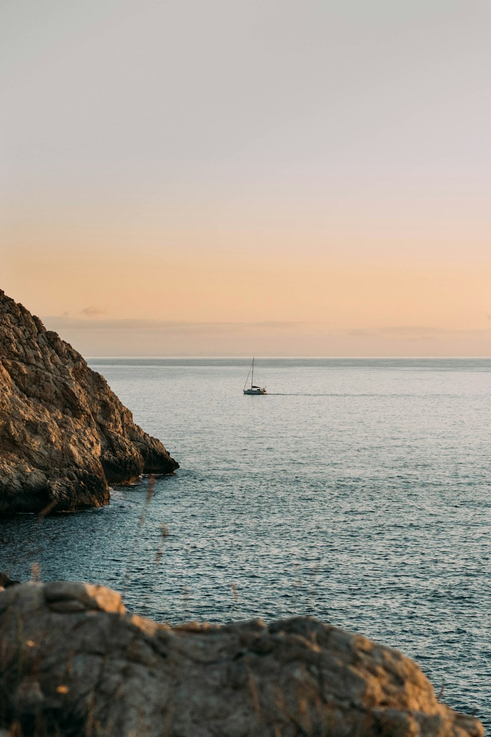 barca a vela bianca in mare durante il giorno