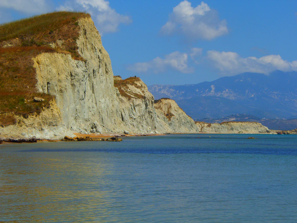 Xi Beach langa Lixouri, Kefalonia - faleze galbui si mare