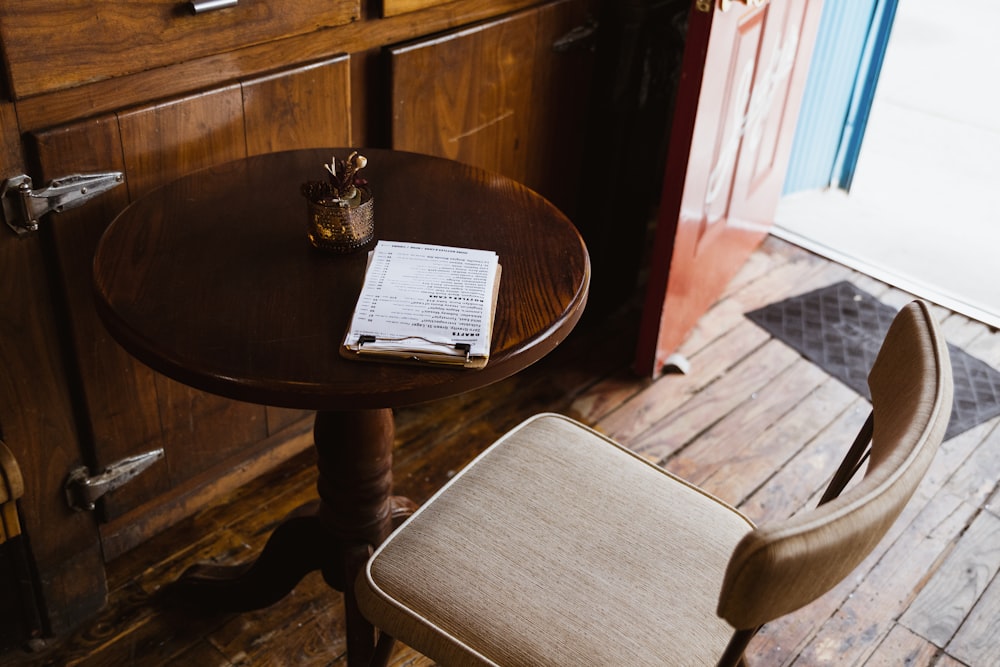 libro bianco su tavolo di legno marrone