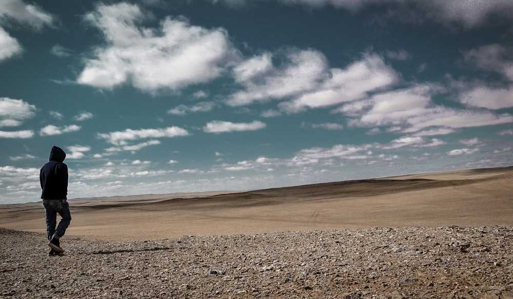 brauner Sand unter blauem Himmel tagsüber