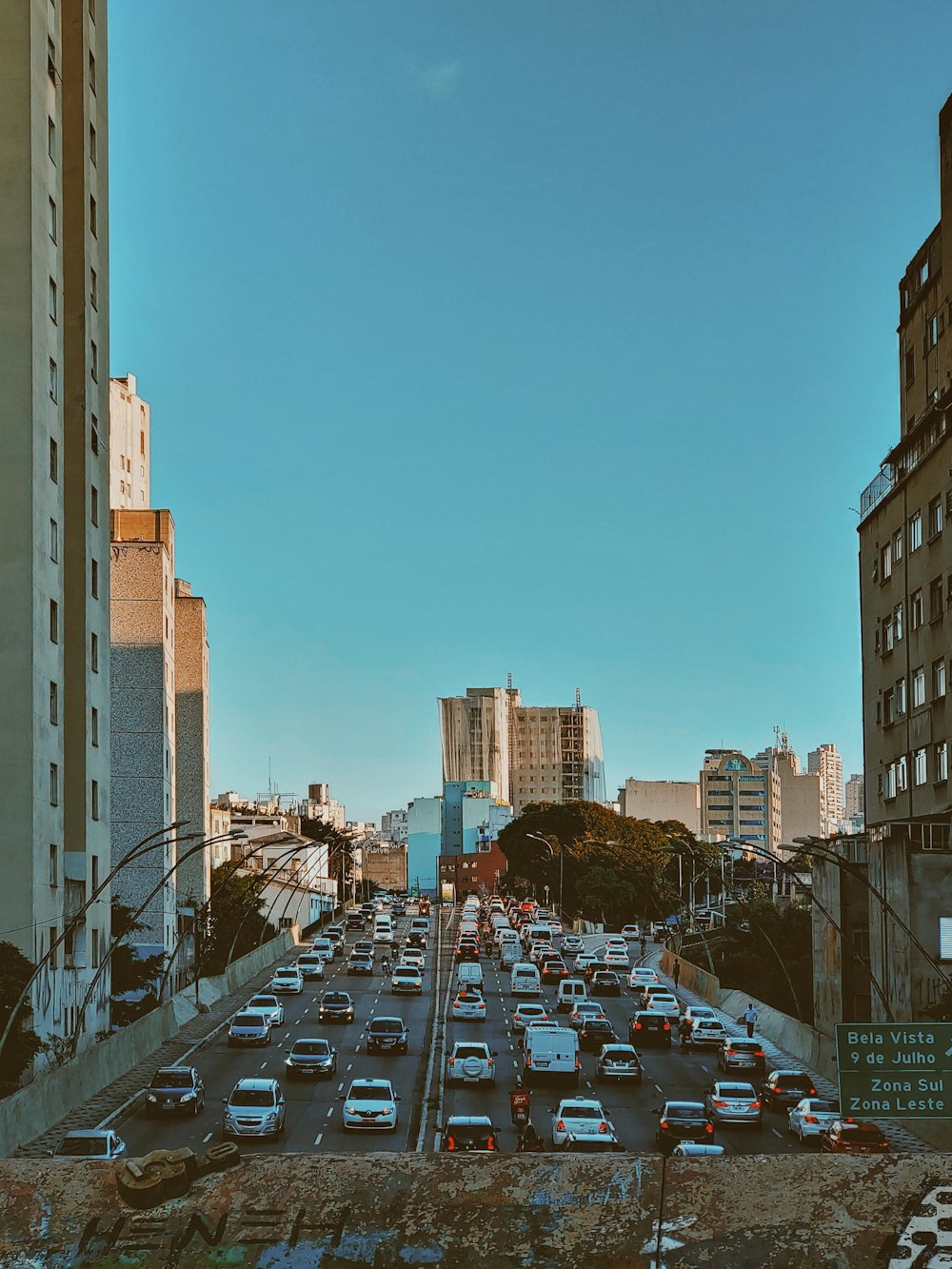 carros na estrada perto de edifícios durante o dia