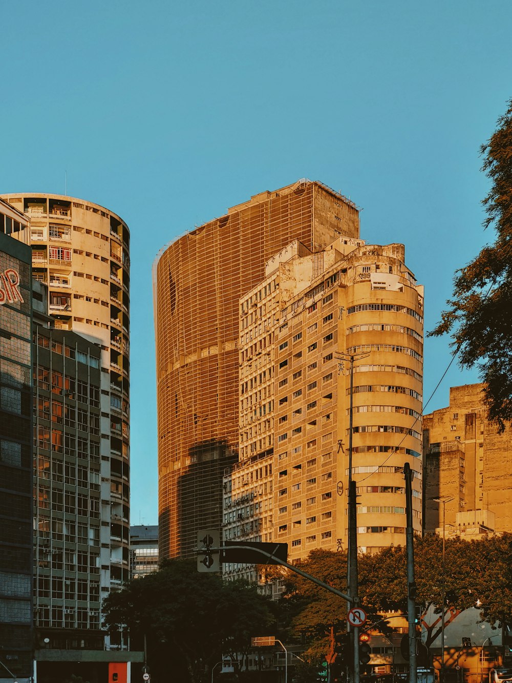 edifício de concreto marrom sob céu azul durante o dia