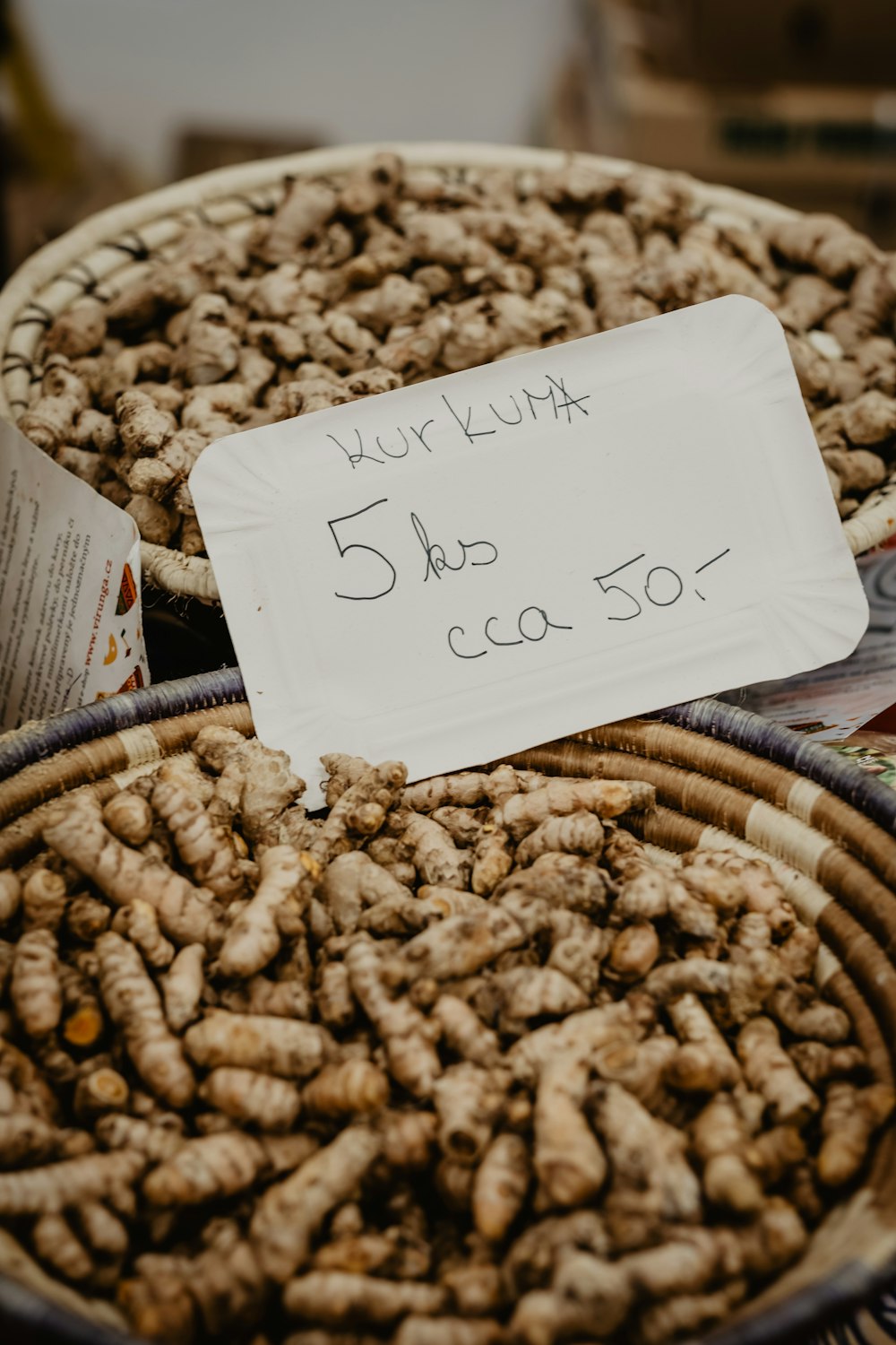 braune und weiße Kaffeebohnen