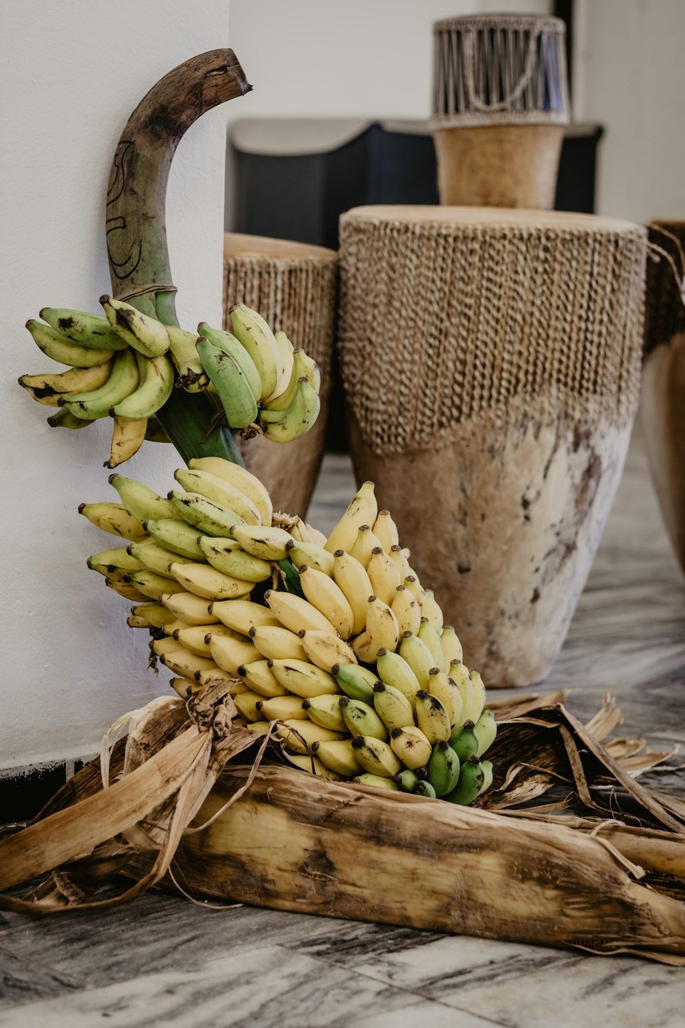 Frutta di banana verde su cesto intrecciato marrone