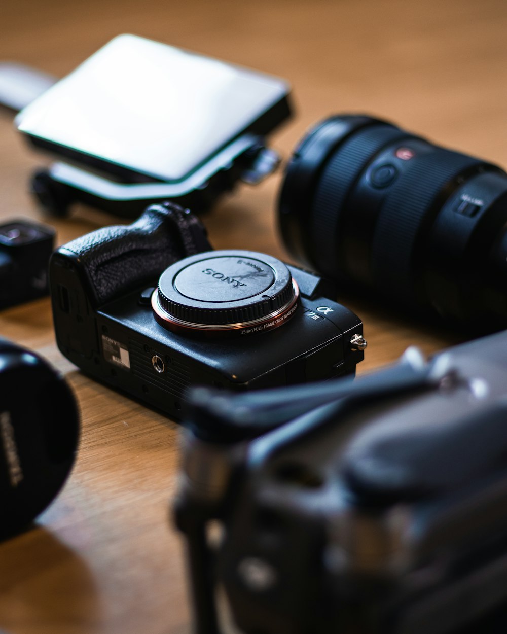 câmera dslr preta na mesa de madeira marrom