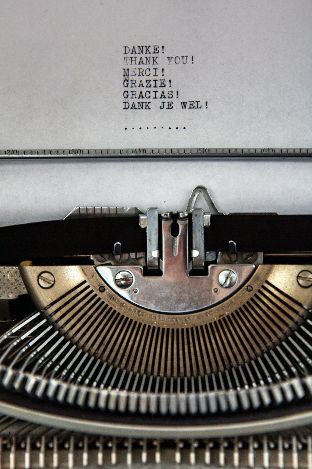 Máquina de escribir Braille en blanco y negro
