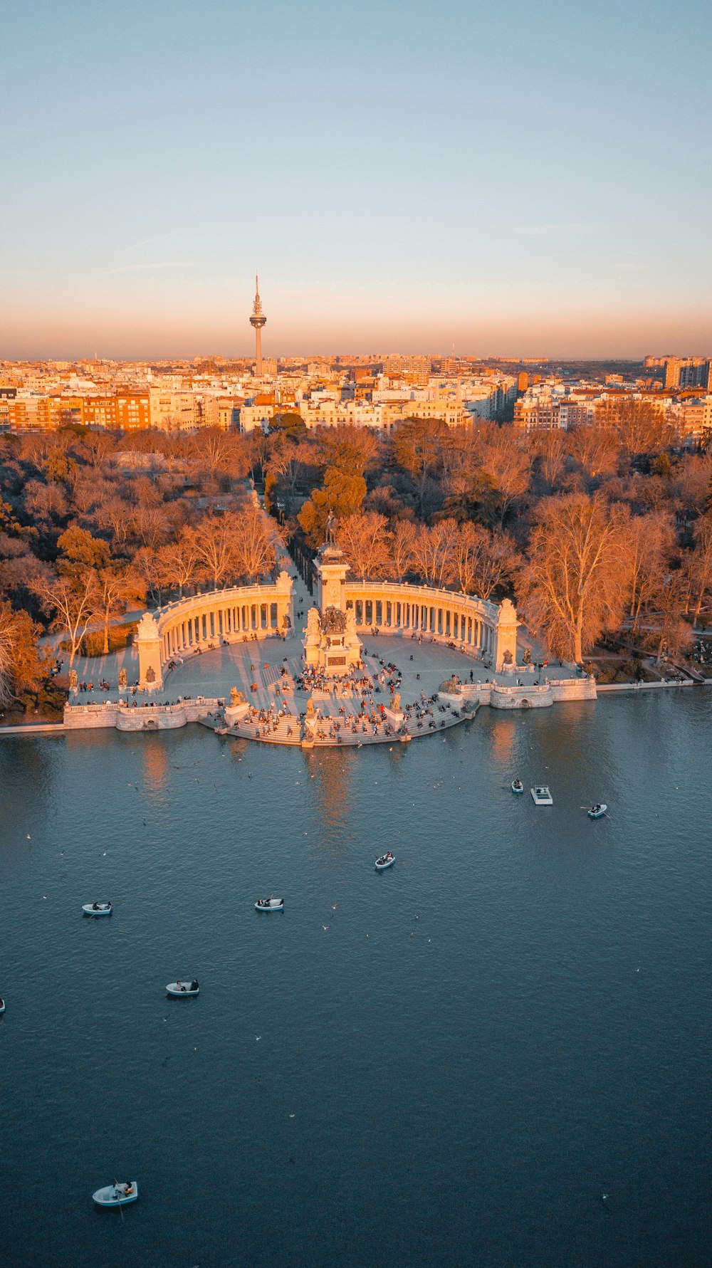 Vue aérienne d’un bâtiment blanc et brun près d’un plan d’eau pendant la journée