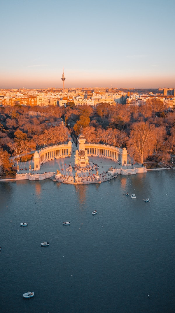 Vista aérea de edificios cerca del río