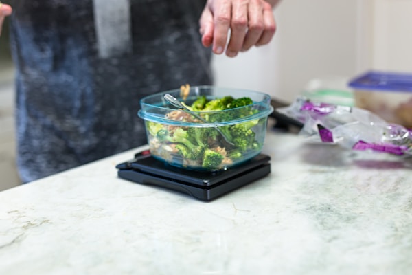 整然と並んだ食材の保存容器