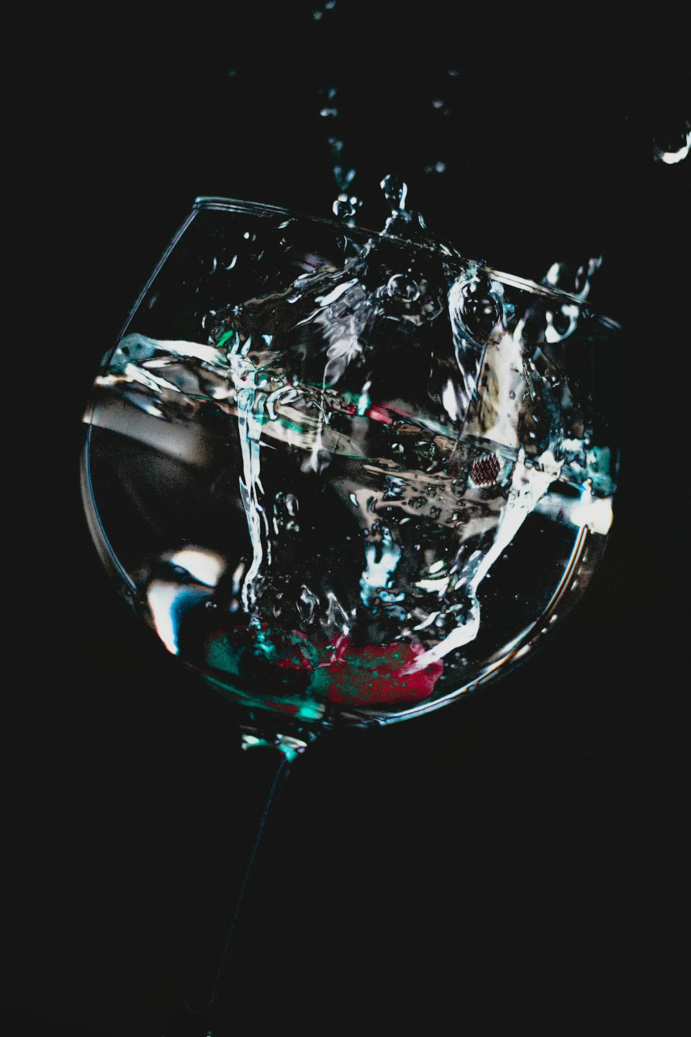 taça de vinho transparente com vinho tinto