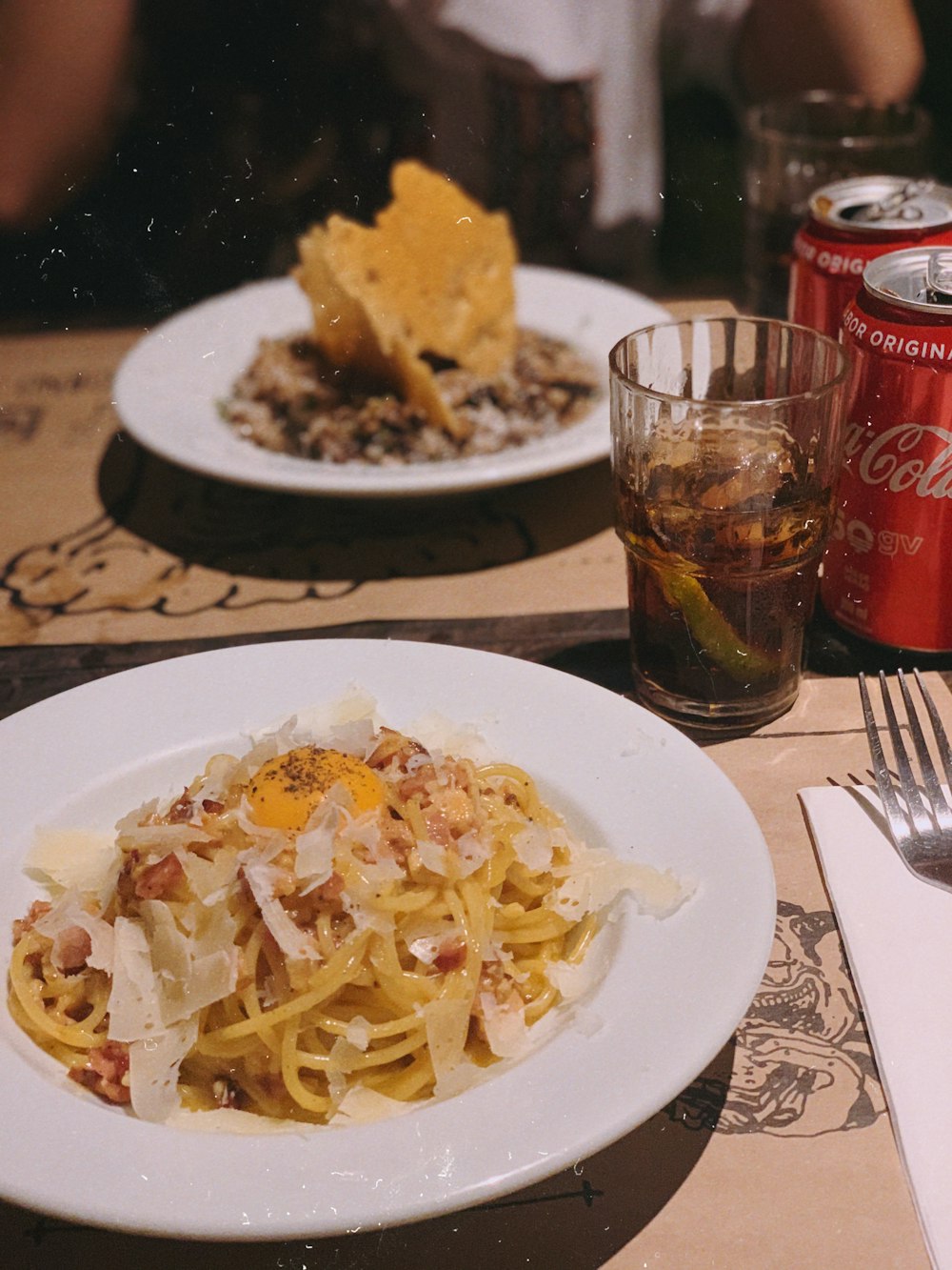 Plato de pasta sobre plato de cerámica blanca