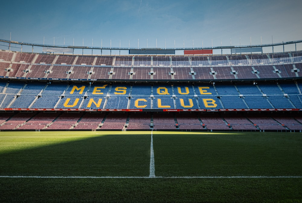 terrain de football sous ciel gris