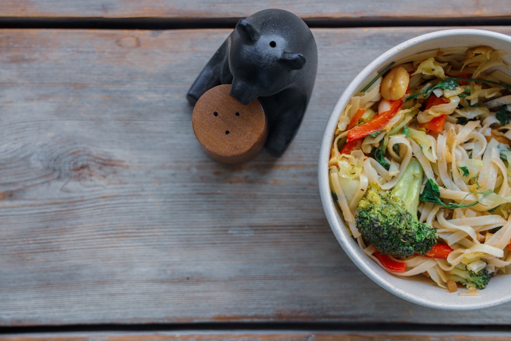 Bol en céramique blanche avec plat de légumes et de viande