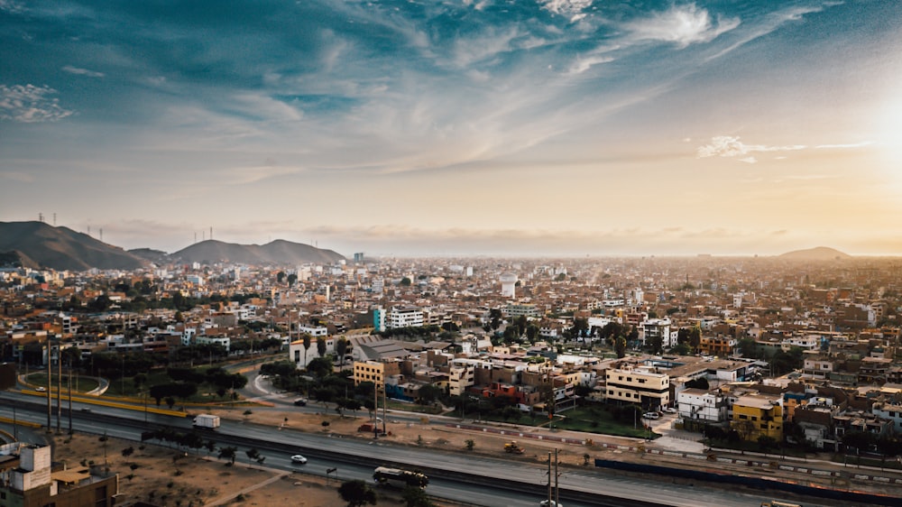 ciudad con edificios de gran altura bajo el cielo azul durante el día