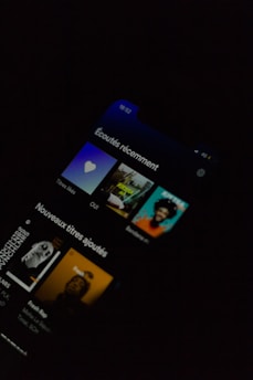 A smartphone screen displaying a music application interface with recently played and newly added tracks, featuring album artwork and text mainly in French.