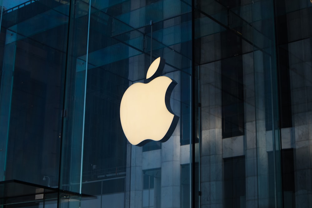 Logotipo de Apple en la ventana de vidrio