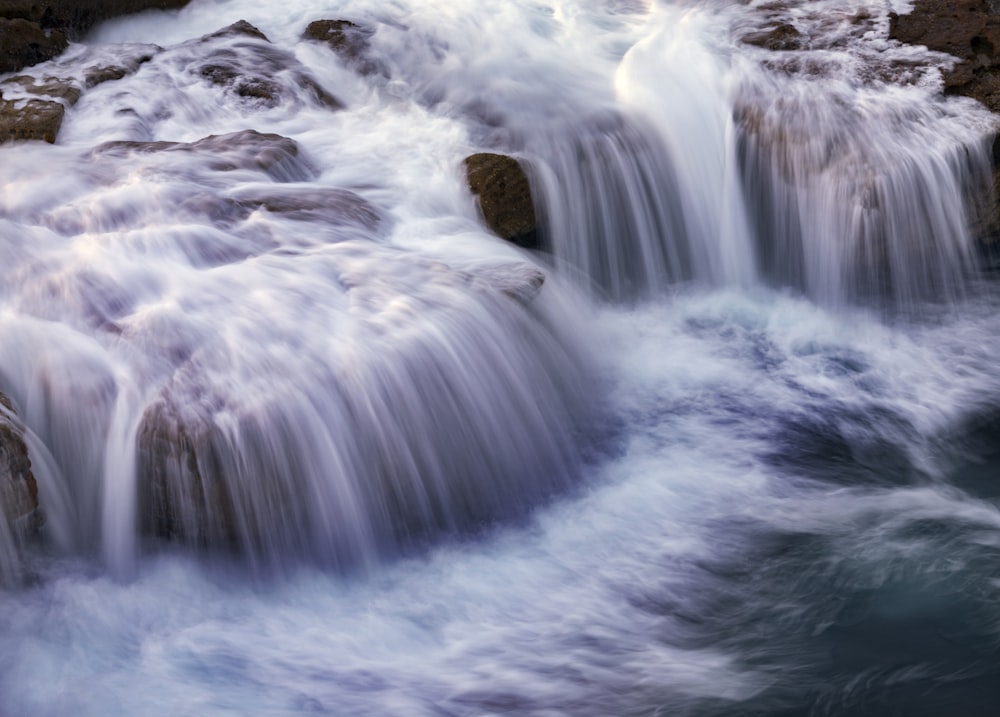 Fotografia time lapse di cascate d'acqua