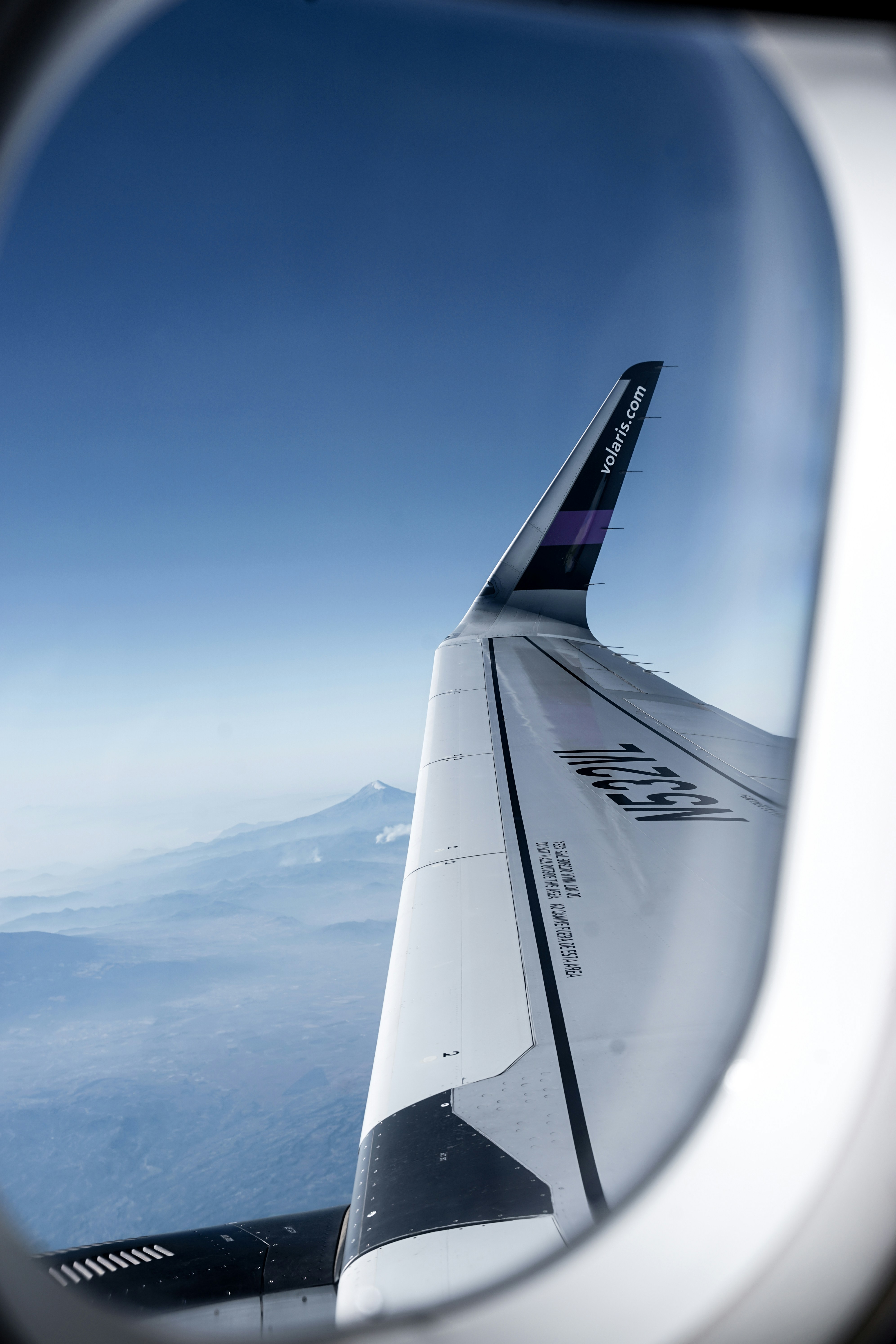 white airplane wing during daytime