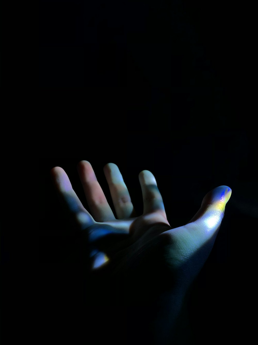 Personen Hand mit lila Maniküre
