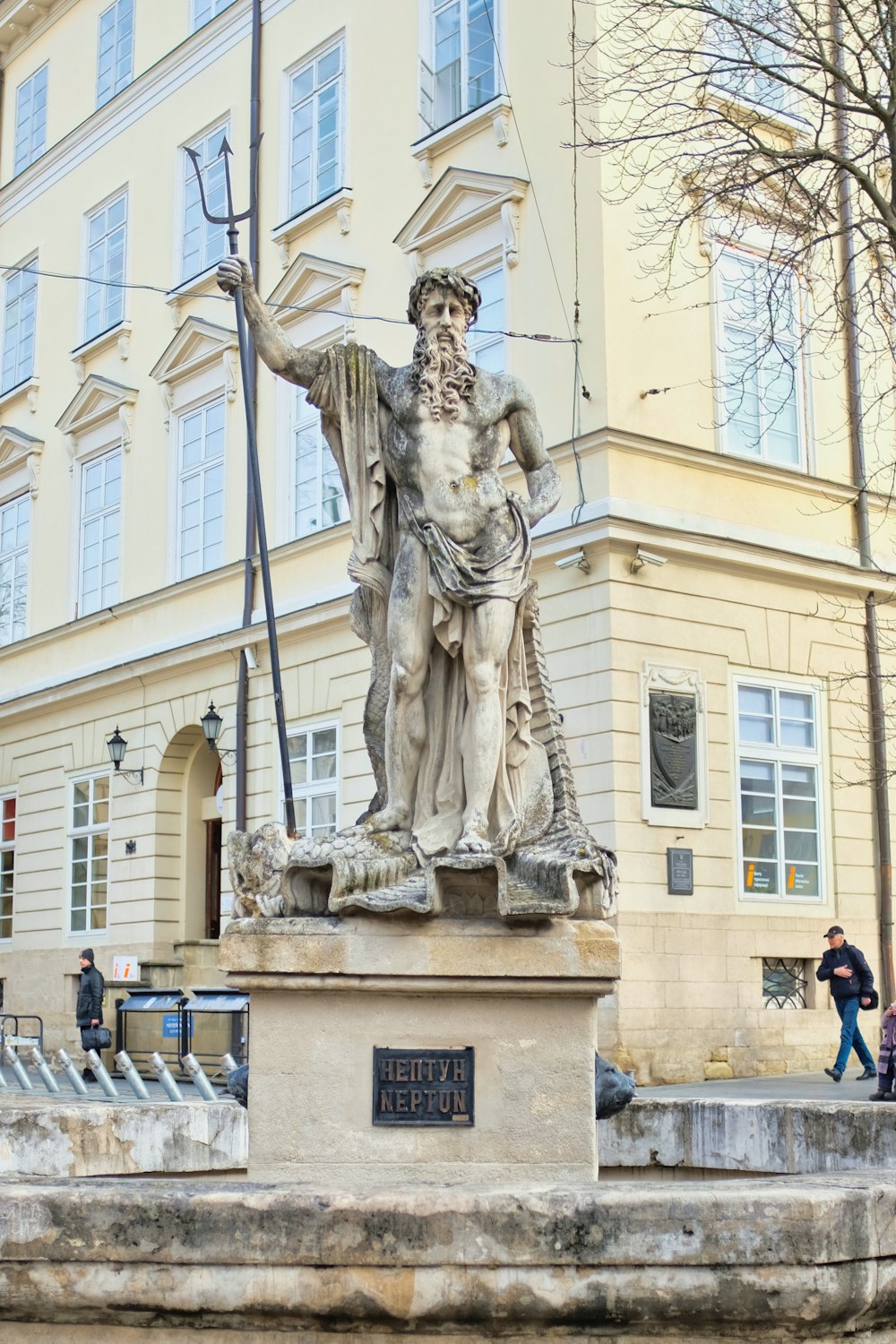 Mann mit einer Bücherstatue