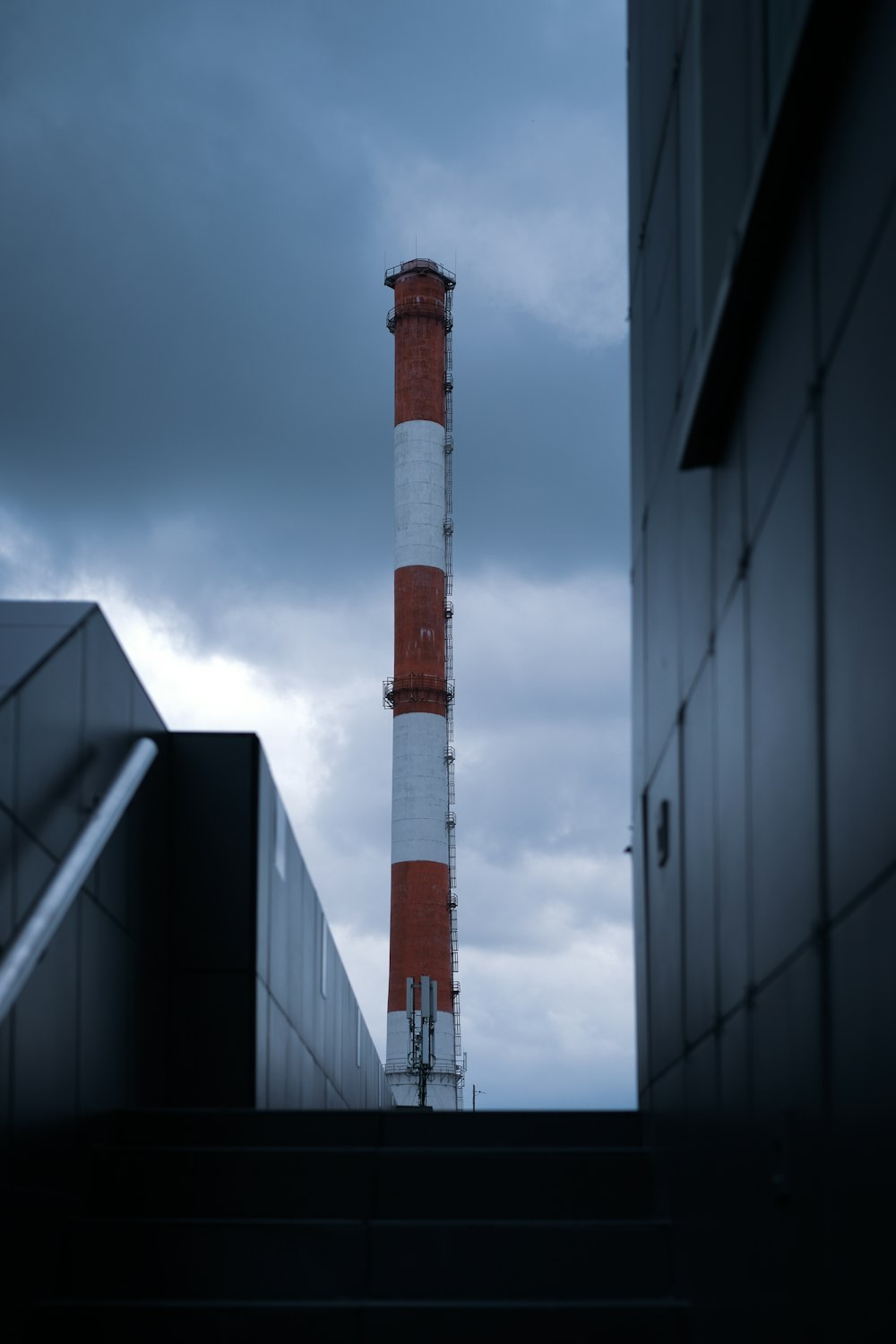 torre vermelha e branca sob o céu azul