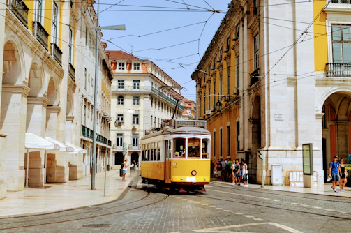 Roteiros em Lisboa, Porto, Fátima e Algarve com experiências culturais, históricas e gastronômicas.