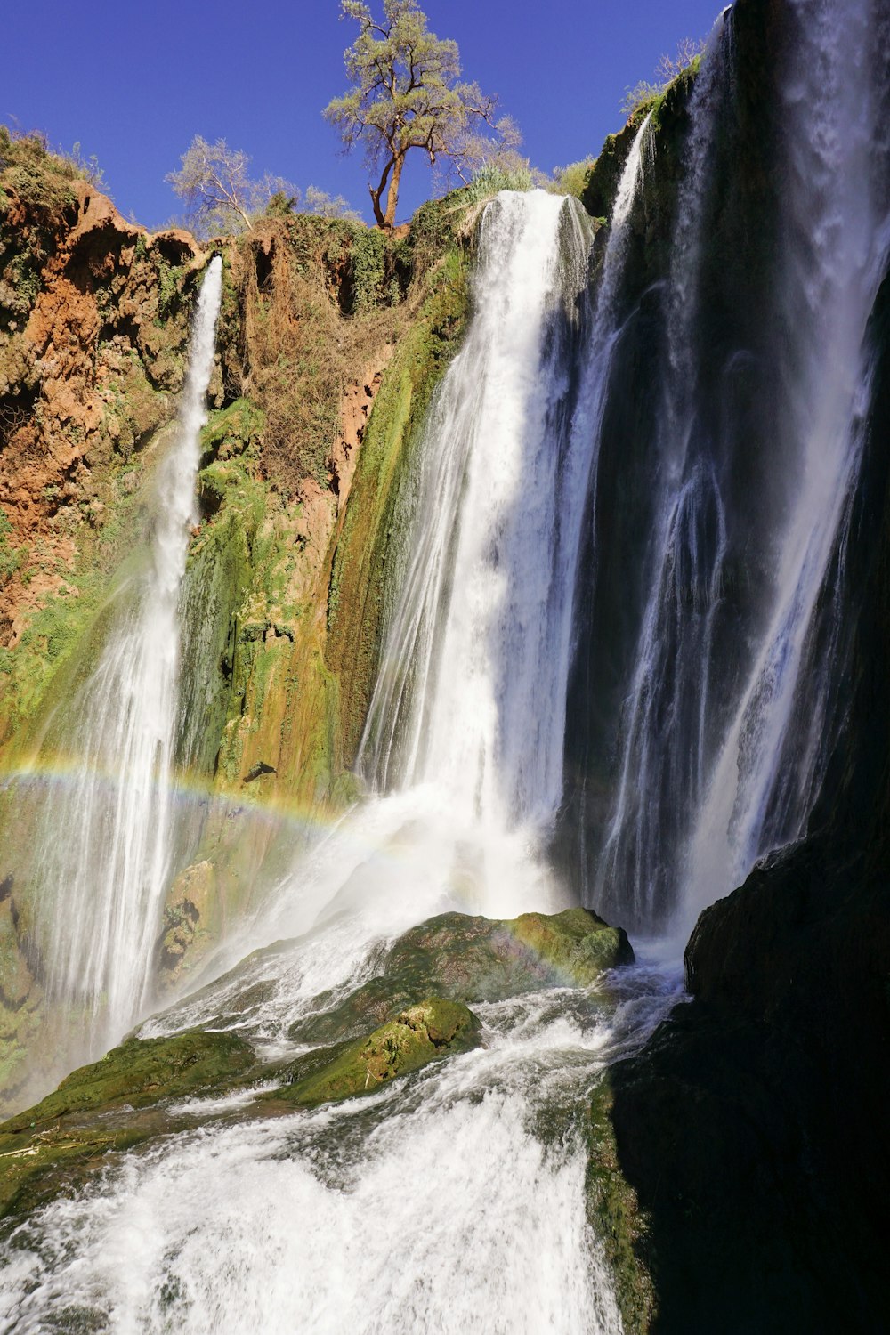 Cascadas en la Montaña Rocosa Marrón durante el día