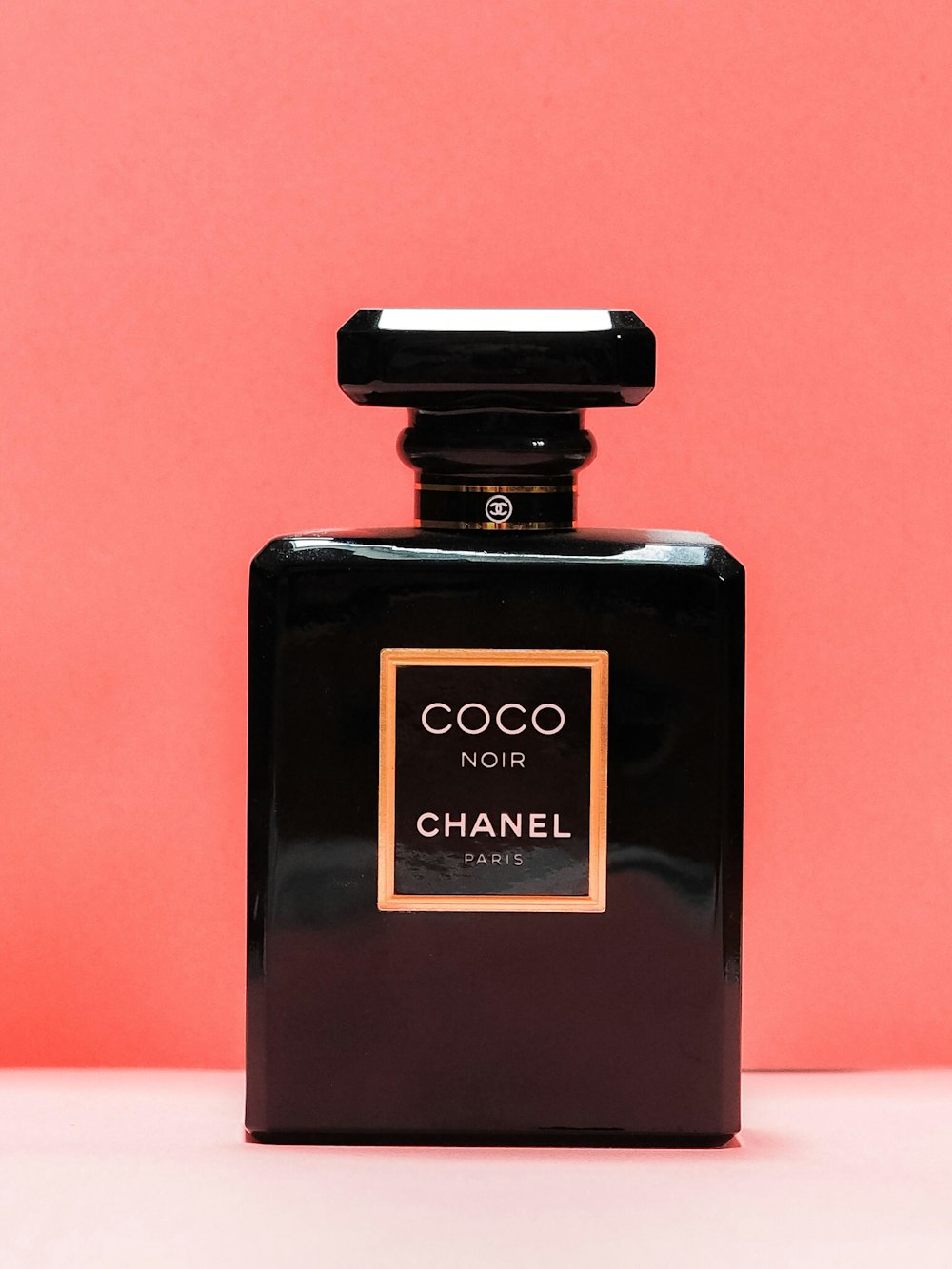 frasco de perfume preto e dourado