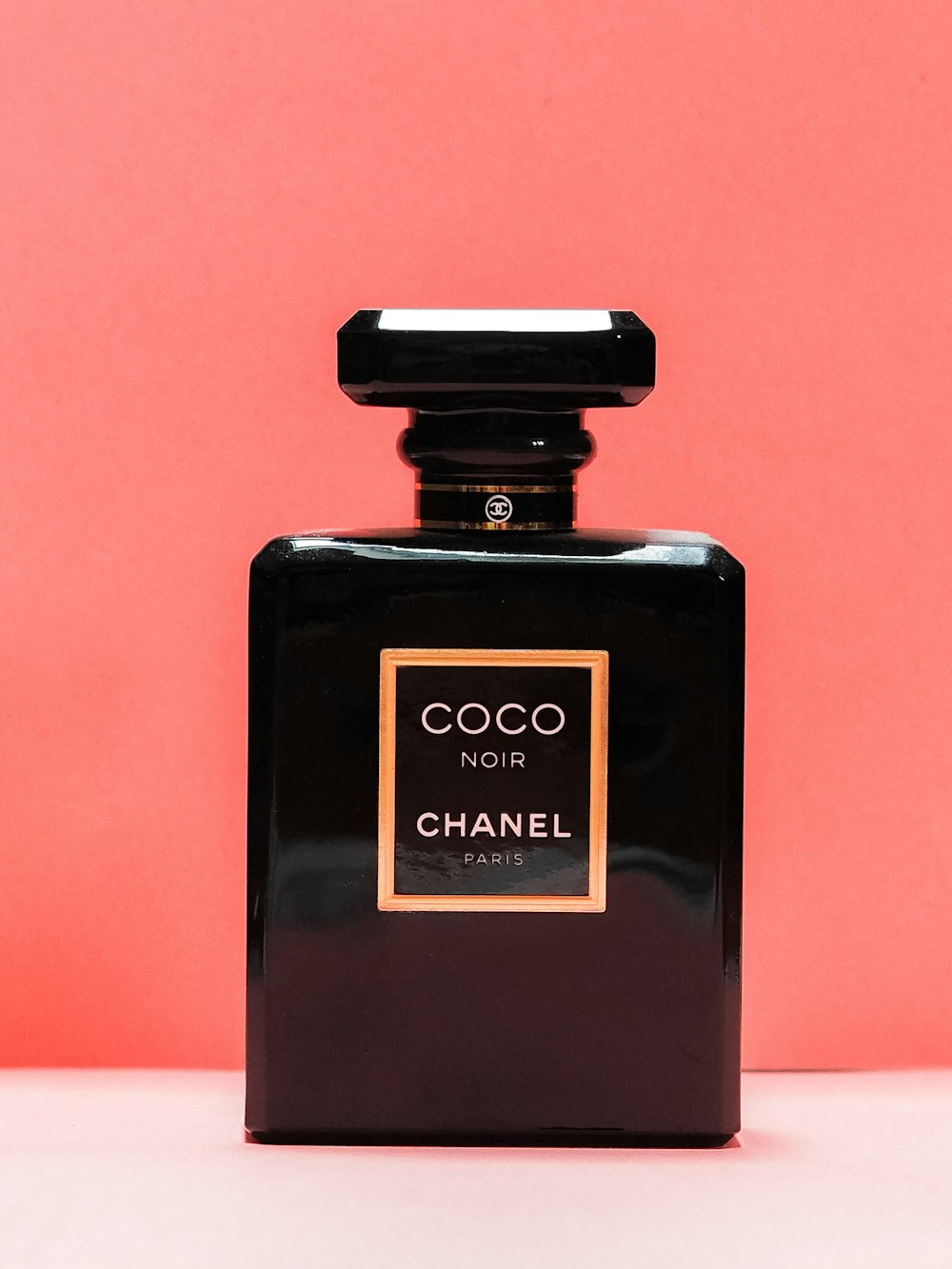 flacone di profumo nero e oro