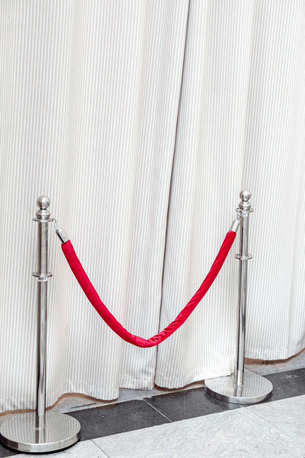 白い金属棒に赤と白のロープ