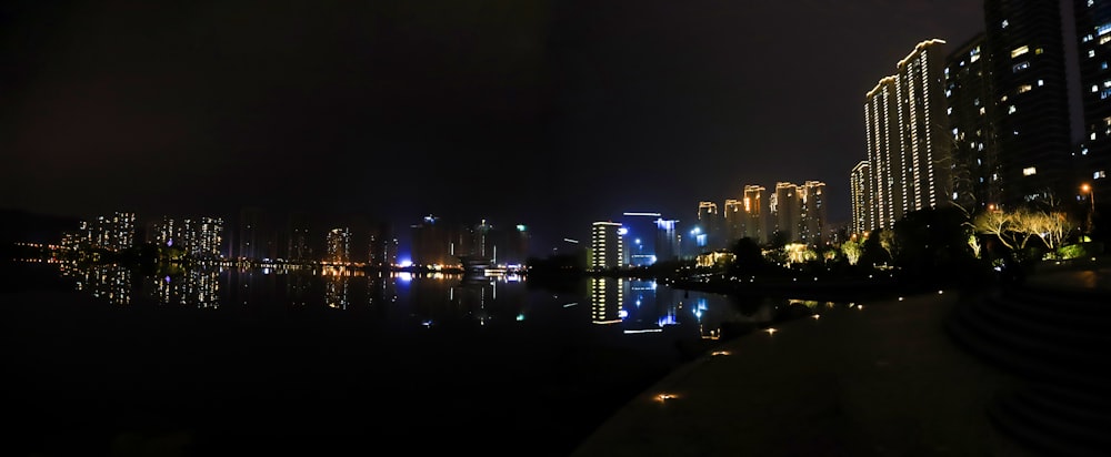 Horizonte de la ciudad durante la noche