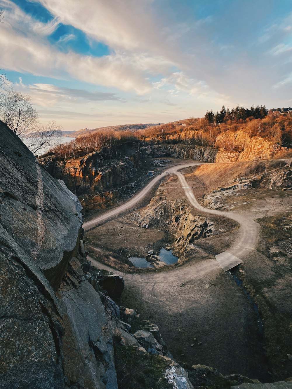 uma estrada de terra sinuosa através de uma paisagem rochosa