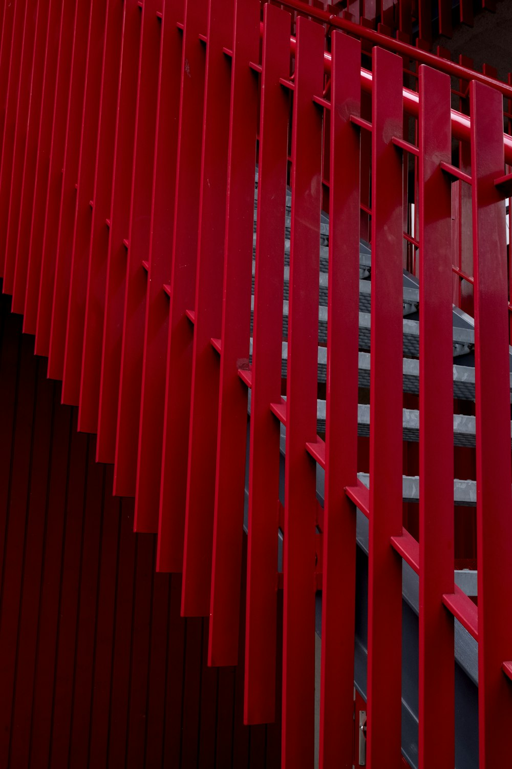 recinzione metallica rossa durante il giorno