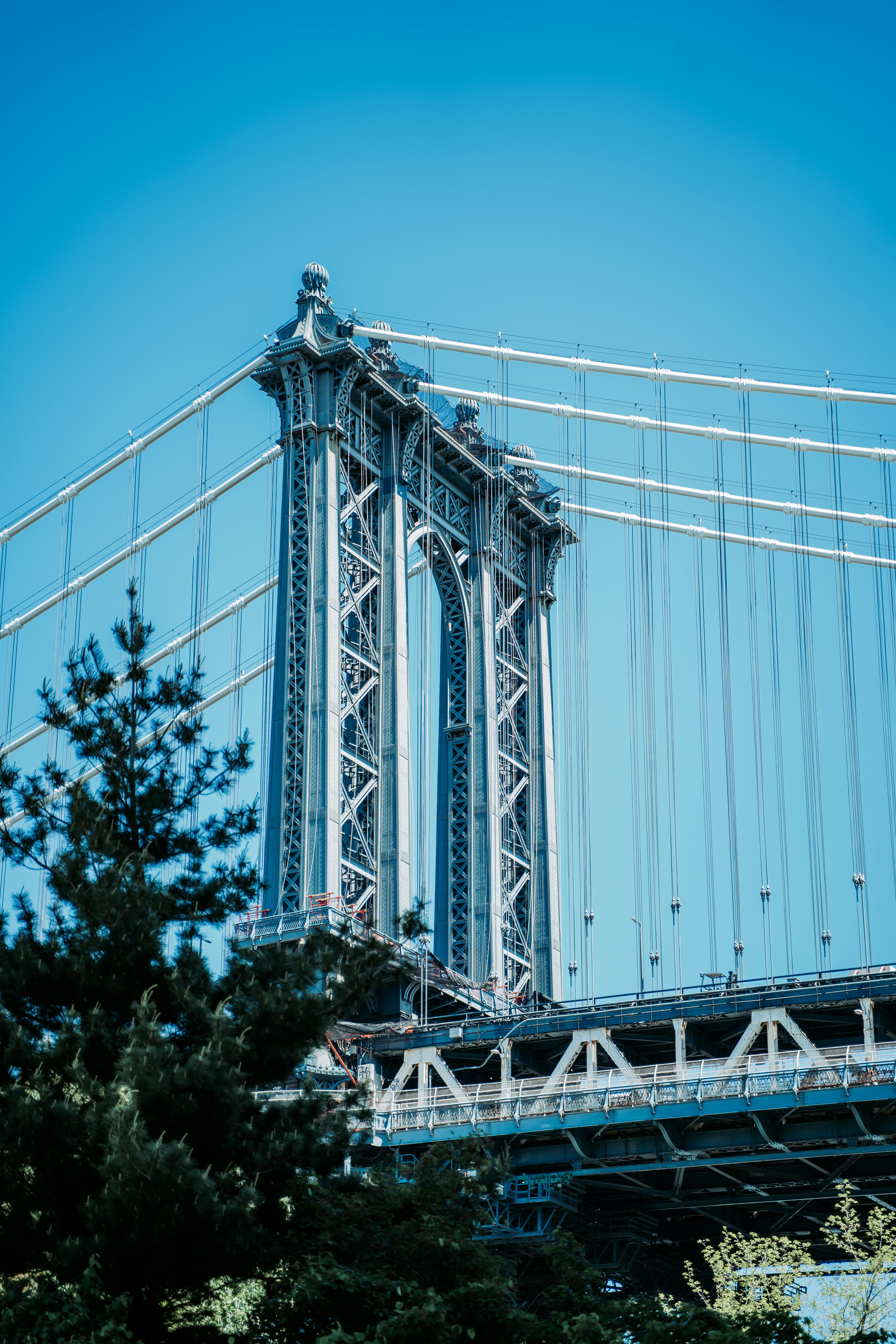 Puente de metal blanco bajo el cielo azul durante el día