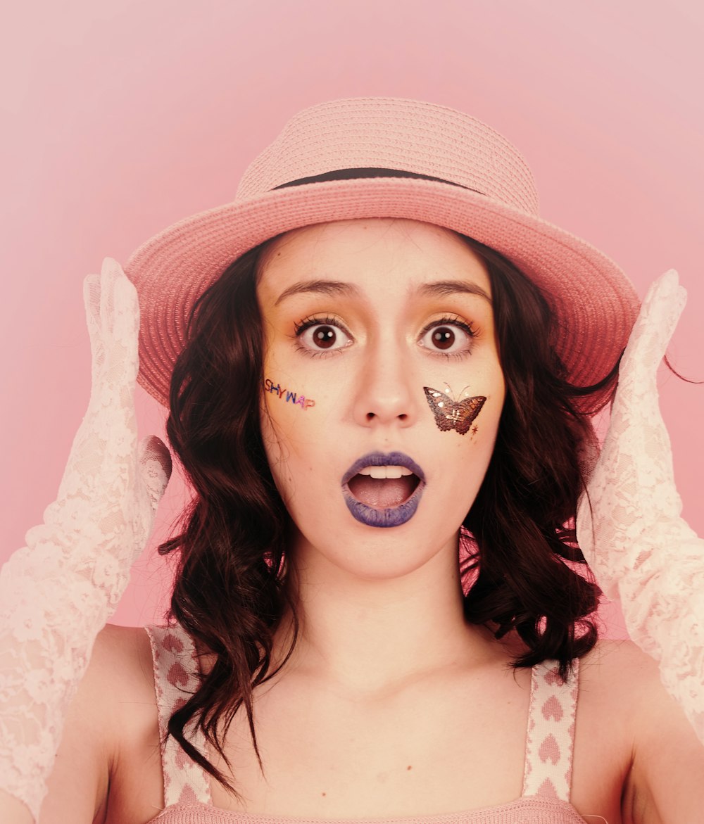 Mujer con sombrero blanco con lápiz labial rosa