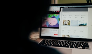 Visual of pequezona.com highlighting child-friendly internet access features.