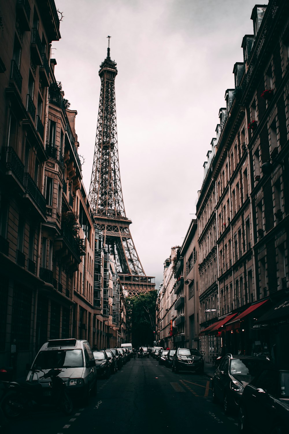 Voitures garées à côté d’immeubles de grande hauteur pendant la journée