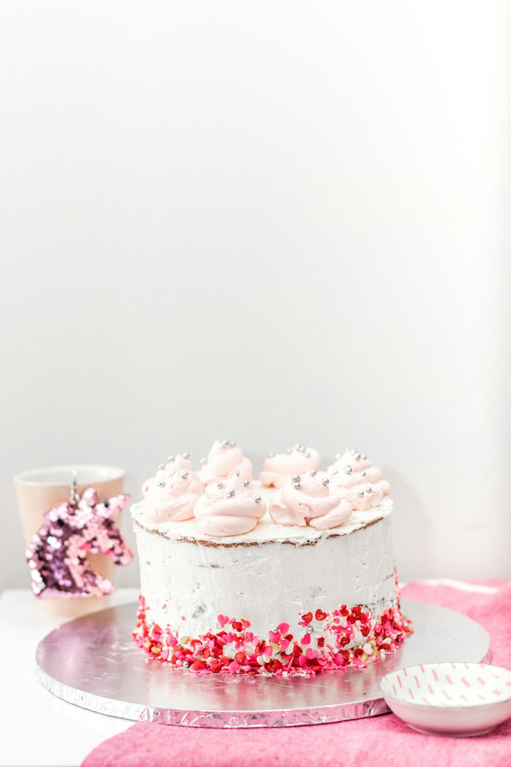흰색 테이블에 흰색과 분홍색 케이크