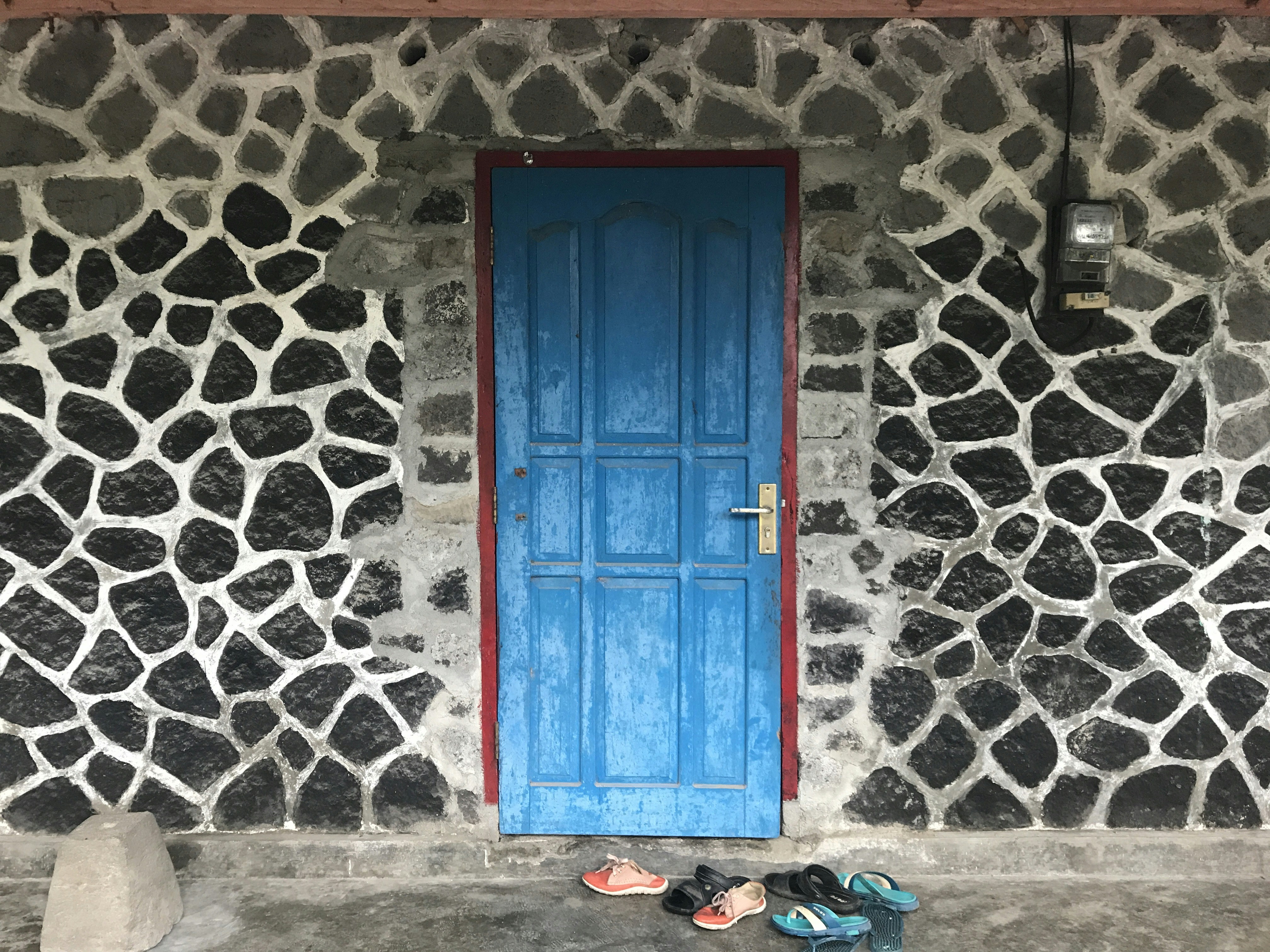 Blue wooden door on gray concrete wall photo – Free 55582 Image on Unsplash