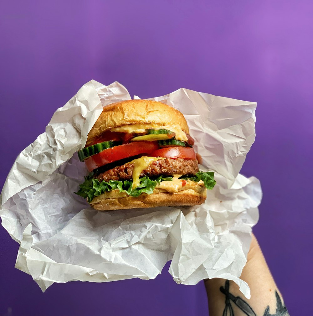 hamburger su sacchetto di carta bianco