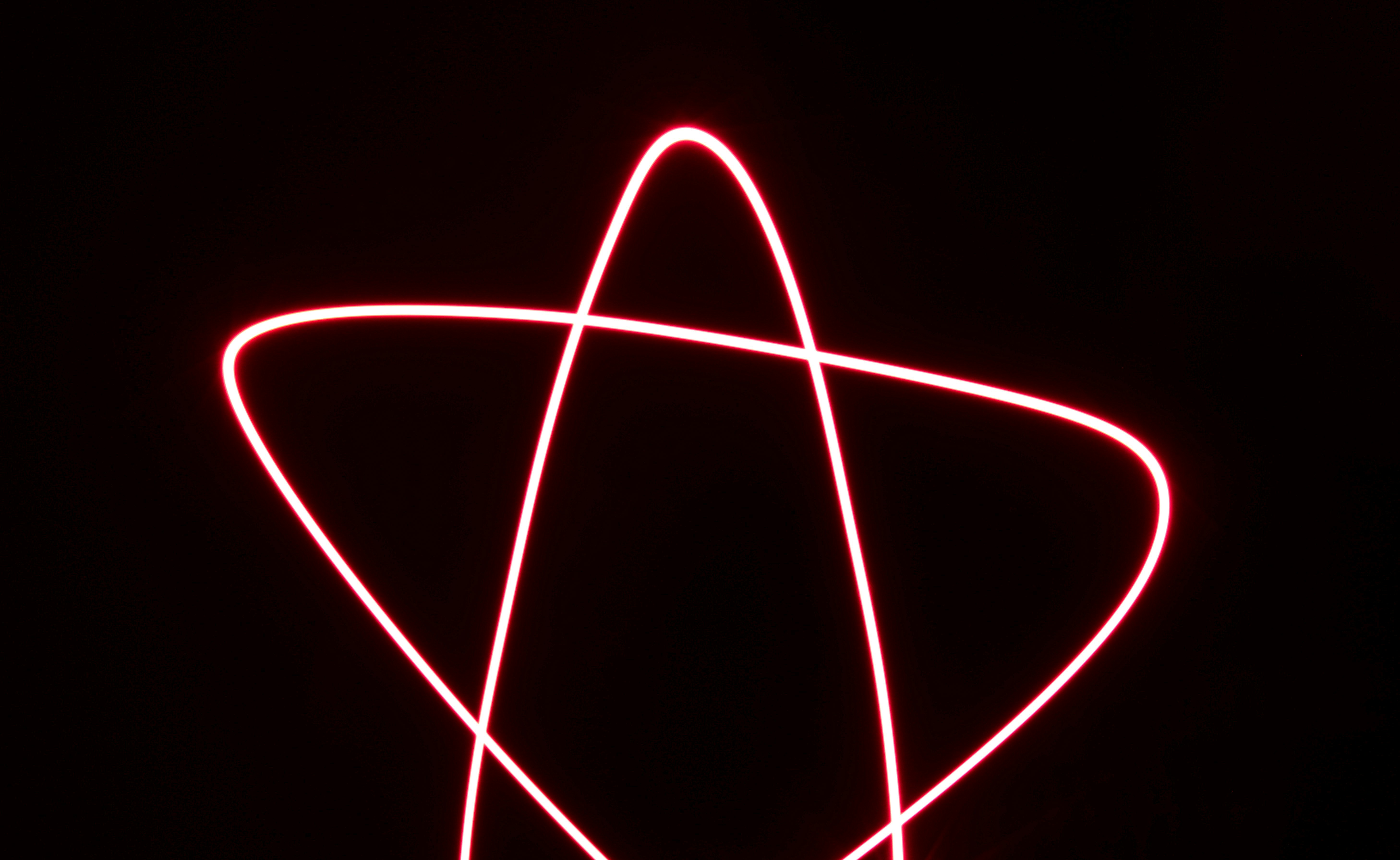 Karanlık ve gizemli bir arka planda astrolojik sembollerle birlikte tasvir edilmiş, ilişkideki gizli tehlikeleri ve uyarıları simgeleyen mutsuz bir çift silüeti.