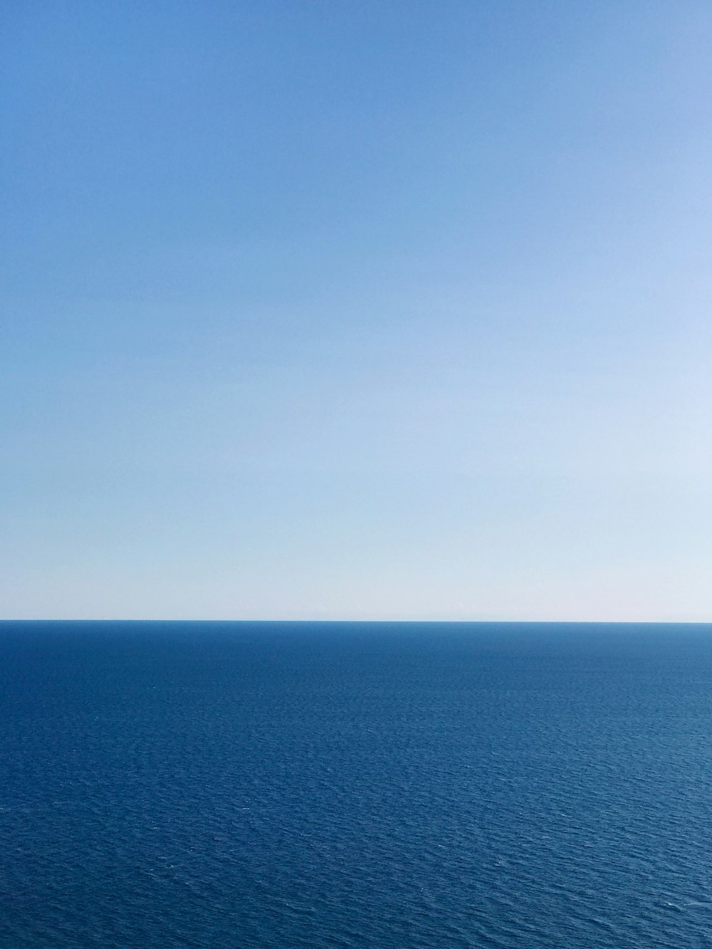 昼間の青空に青い海