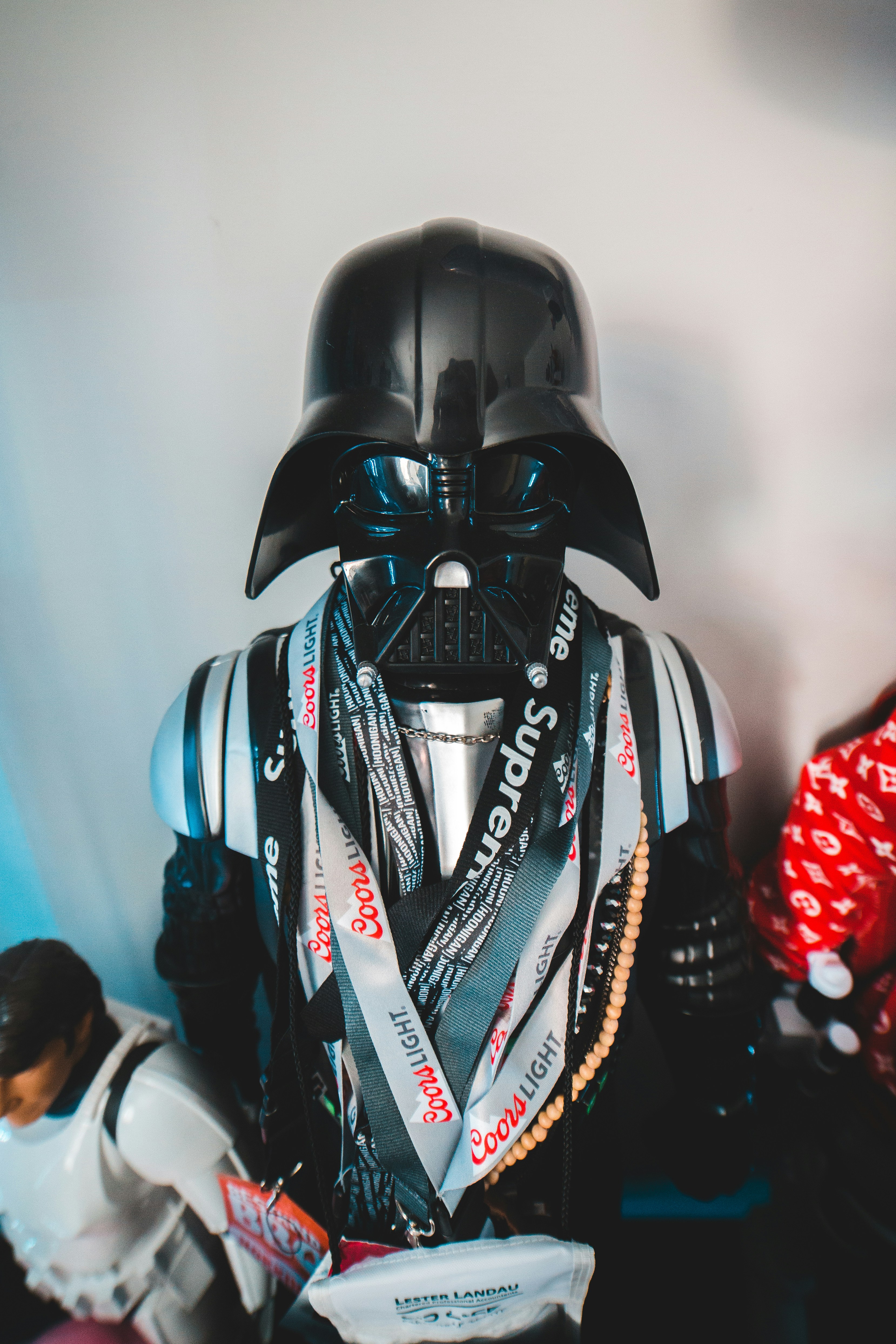 Helm Star Wars hitam dan putih