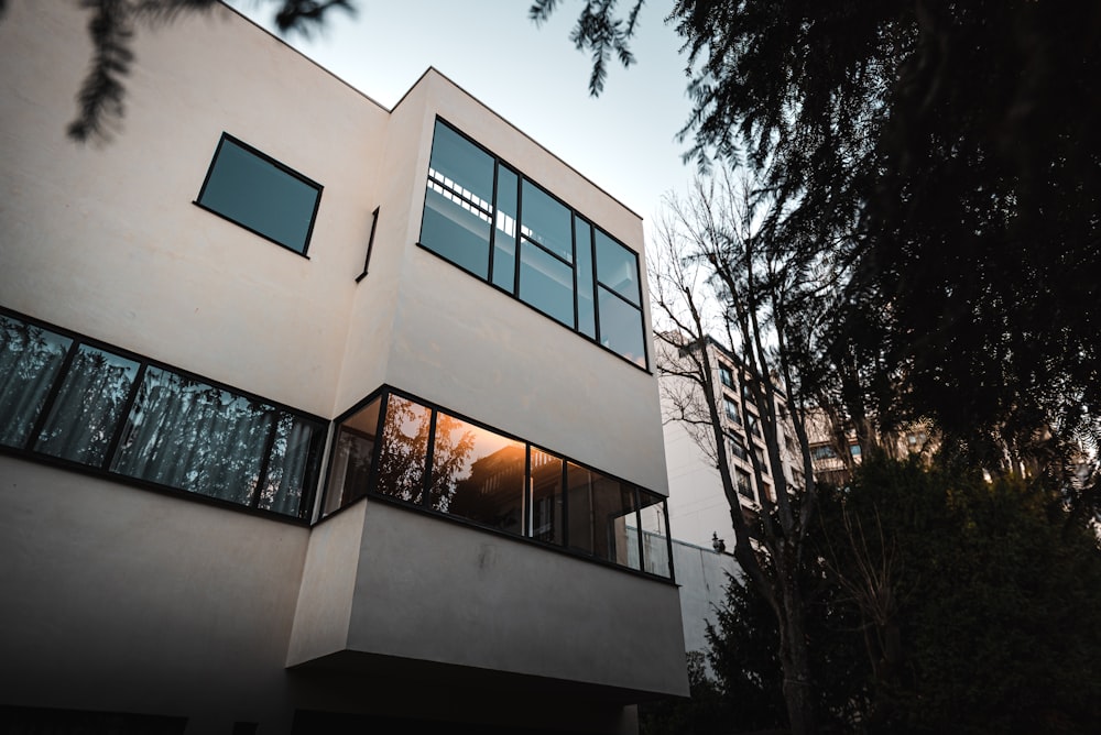 Bâtiment en béton brun près des arbres pendant la journée