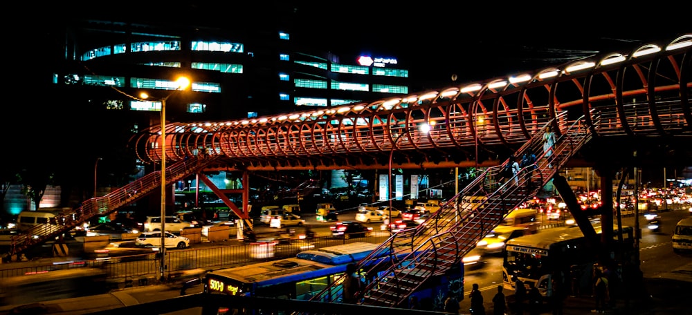 blaue und braune Brücke während der Nachtzeit