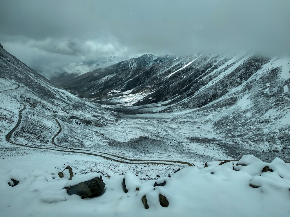 montaña cubierta de nieve bajo el cielo nublado durante el día