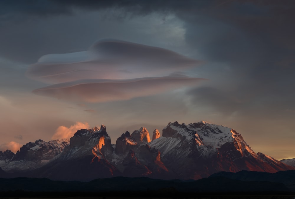 montanha rochosa sob nuvens cinzentas