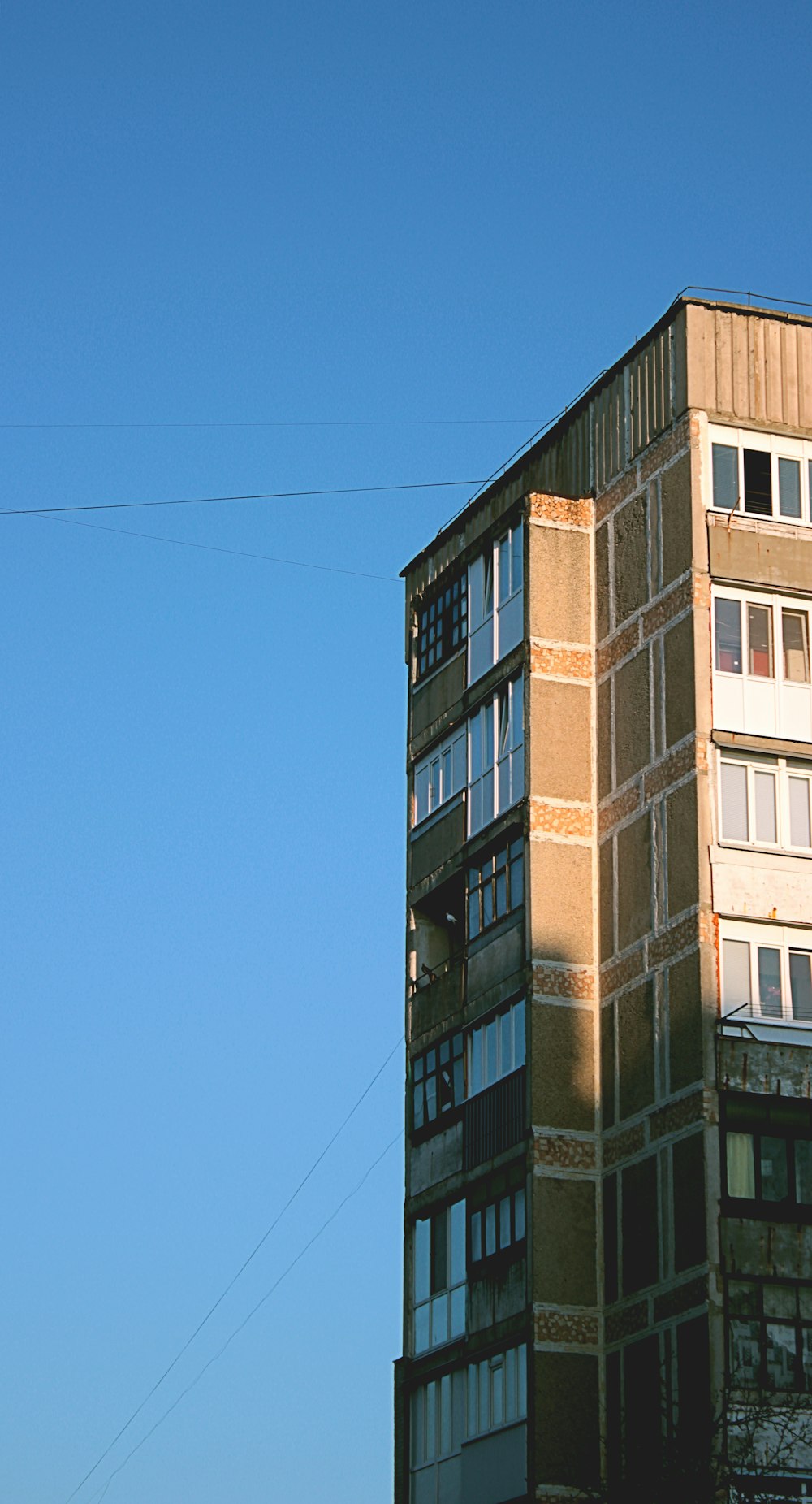 edificio in cemento marrone sotto il cielo blu durante il giorno