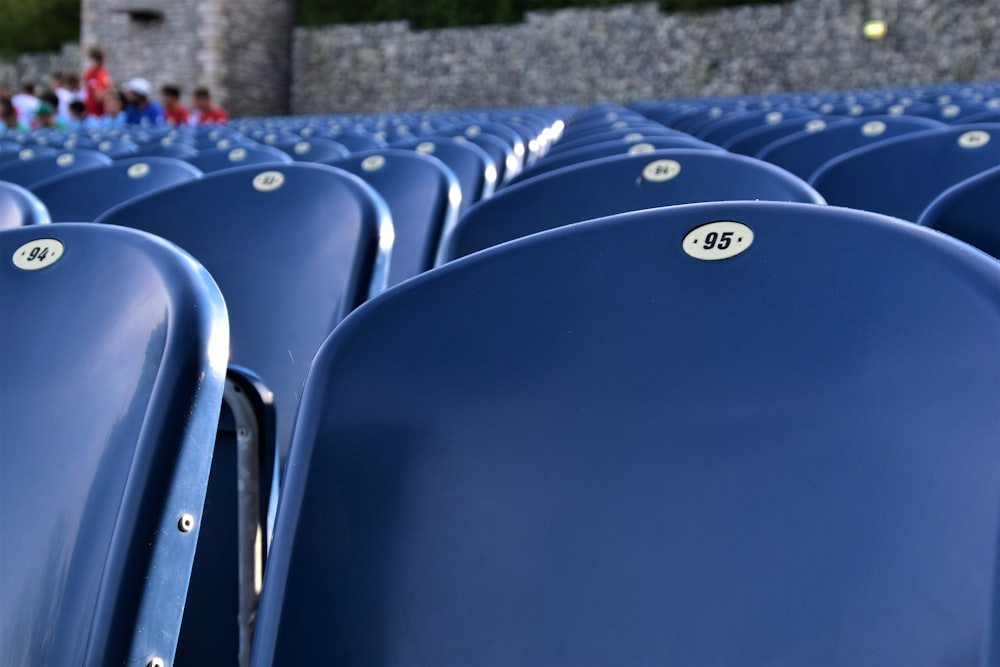 silla de plástico azul sobre suelo de hormigón gris